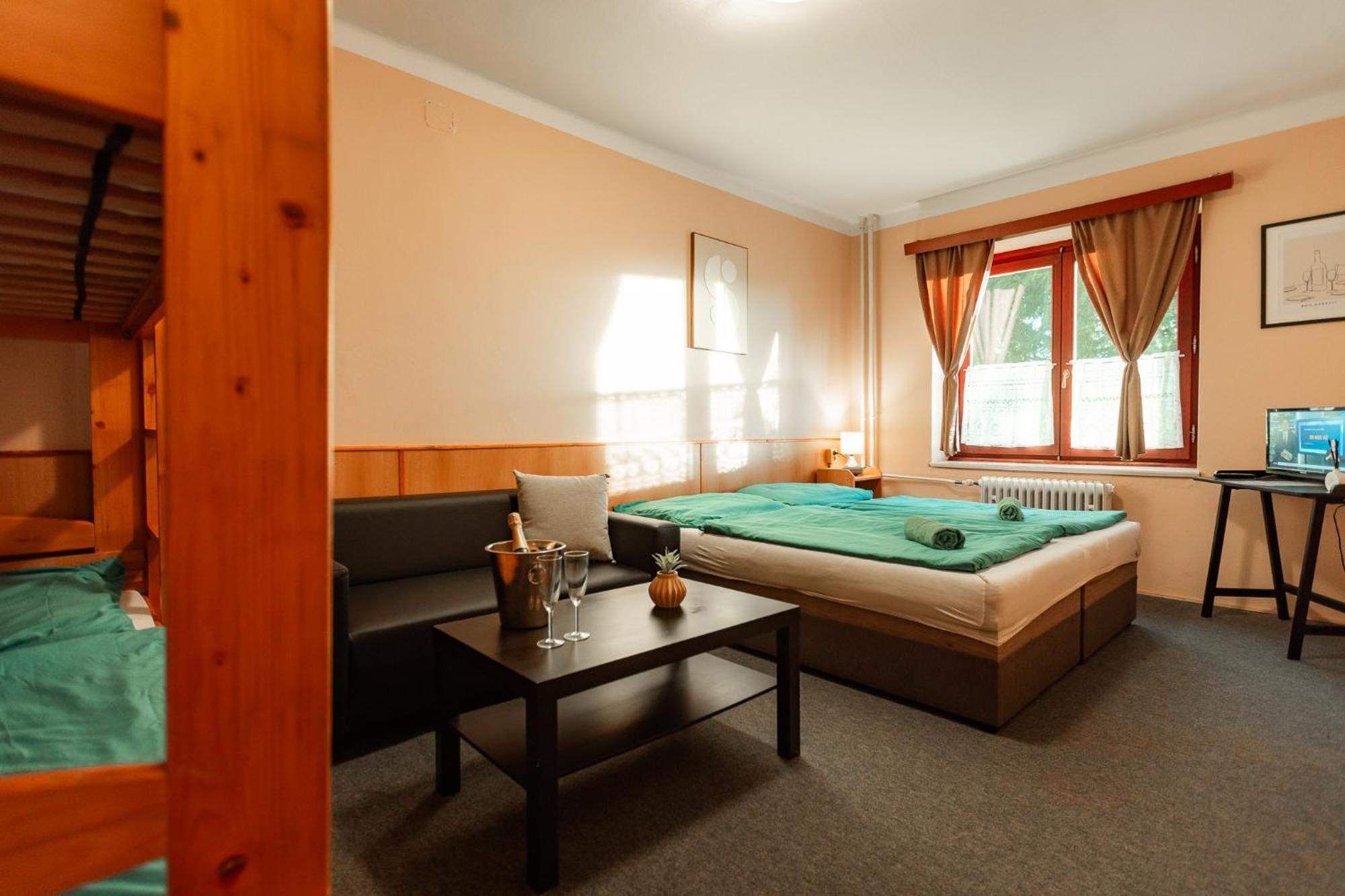 Hotel Rozkos Česká Skalice Chambre photo